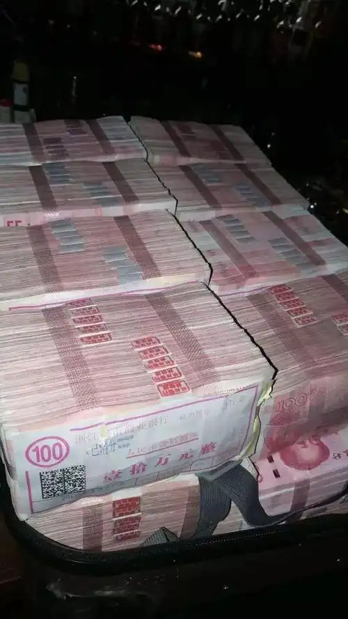 经翠苑派出所查验,行李箱内装有 整整200万现金!真钞200万!