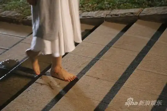 张靓颖为公益冬日潜水 恐怖剧照引猜测