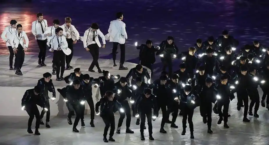 exo出席平昌冬奥会闭幕式刀群舞经验全场 西装革履酷帅十足