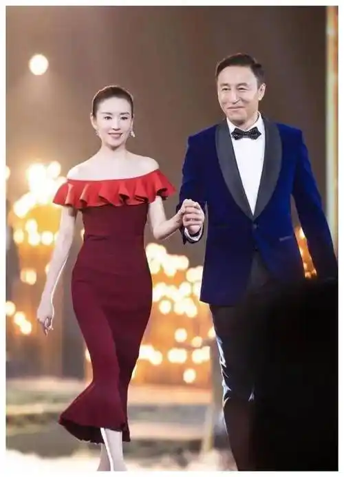 原创40岁董洁又高调一回穿裸肩裙搀扶登台沙漏身材终于展现