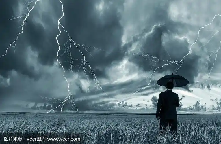 在暴风雨中穿着黑色西装带着黑色雨伞的男人