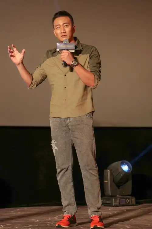 胡军"魔军降临"助阵影城 简约潮范儿玩转见面会