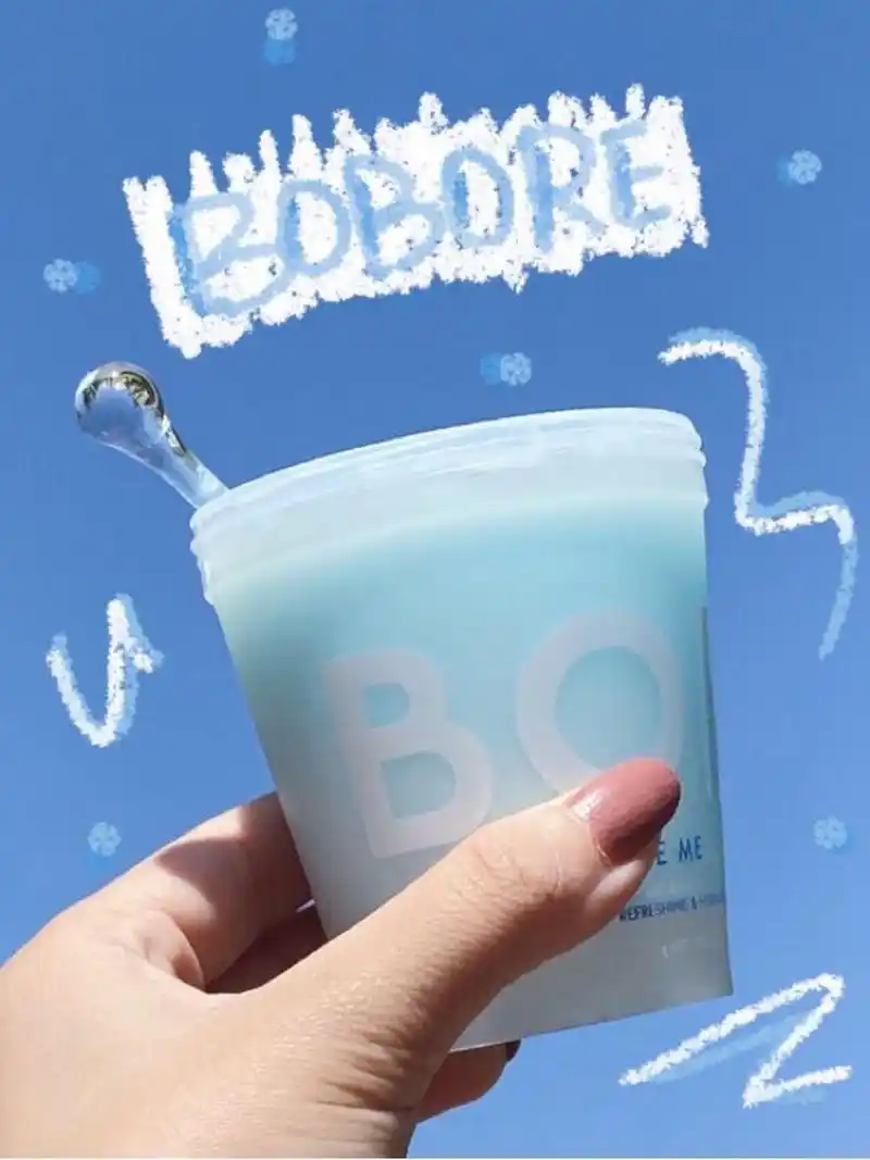 喔嚯~这杯奶蓝色的绵绵杯味道应该不错吧!