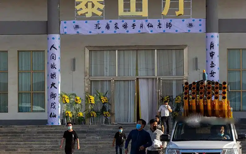 于月仙告别仪式举行,赵本山夫人前来送别,大批当地民众表达哀思