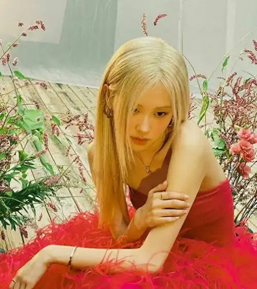 朴彩英最新美照曝光,穿芭比粉羽毛裙妩媚勾人,小秀香肩风情万种