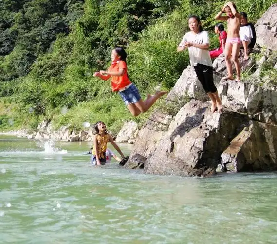 处有一群村娃在戏水,看他们无畏激流,无惧暗礁,我想起了我的快乐童年