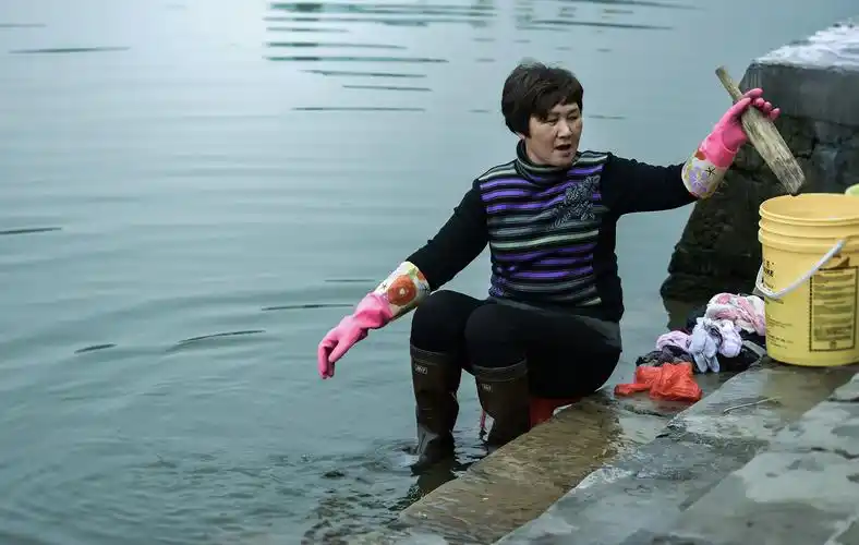 【江边洗衣女】