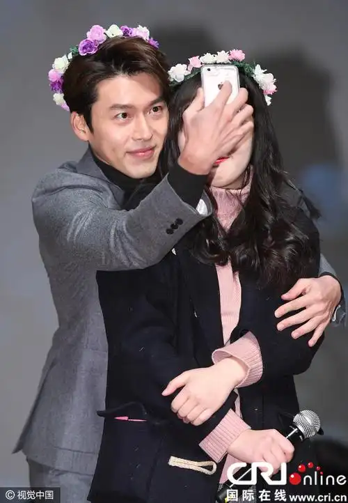 玄彬允儿宣传新片轮番送拥抱 张英南秒变猩猩