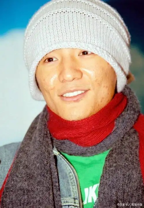 朴树,本名濮树,1973 年 11 月 8 日出生于江苏南京,中国内地男歌手.