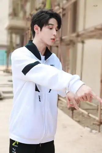 高中校草来了,吴宇恒今天的街拍好帅!帅拉了.