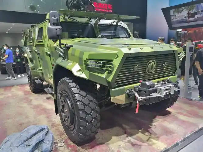 北京车展实拍东风猛士装甲车亮相高大威猛的大块头