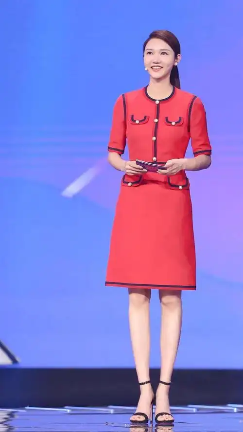 接替董卿主持诗词大会龙洋一袭红裙清甜俏皮却遭网友吐槽