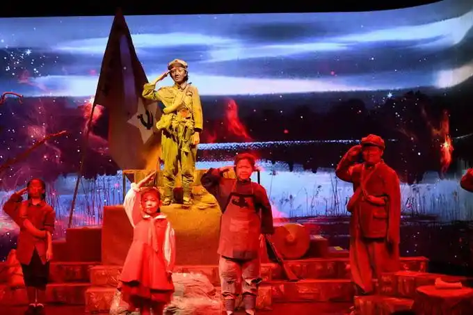 东城民政邀困境儿童观红色话剧湘江1934听曹保印讲历史课