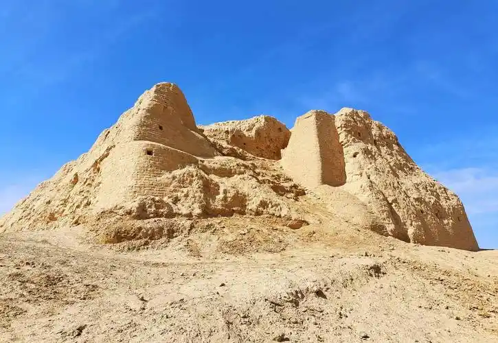 马路两边的杏花开了,远处是吐哈油田忙碌的磕头机,烽火台遗址和抽油机