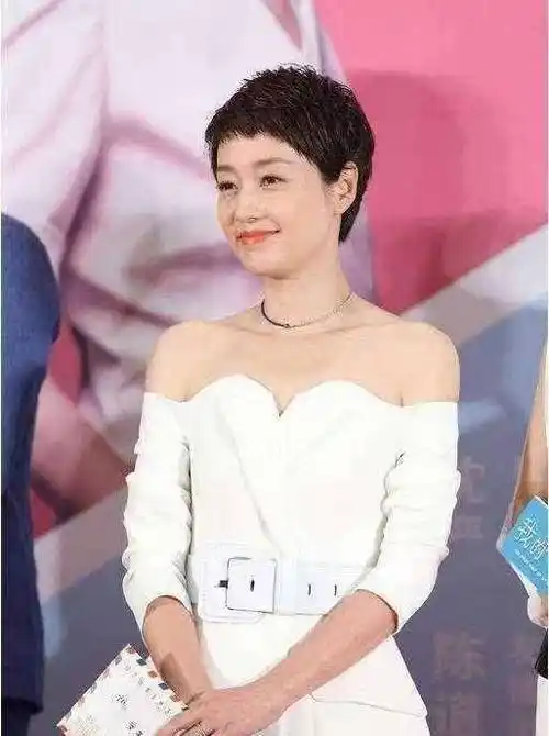 马伊琍离婚后活出自我穿白色连衣裙高级优雅中年女性的榜样