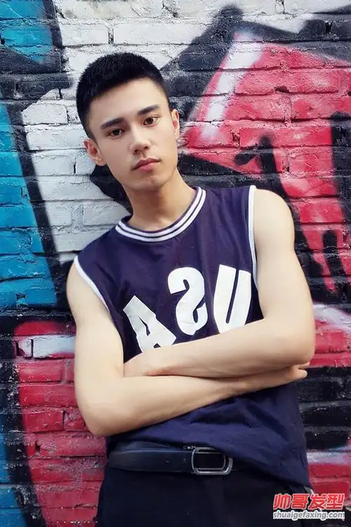 微博90后帅哥示范国字脸长脸男生好看的短发2