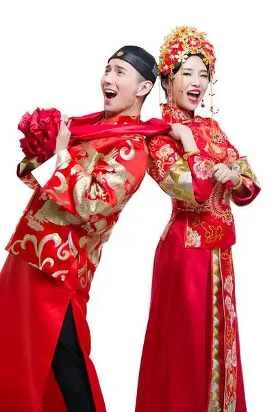 穿中式古装结婚礼服的新娘和新郎