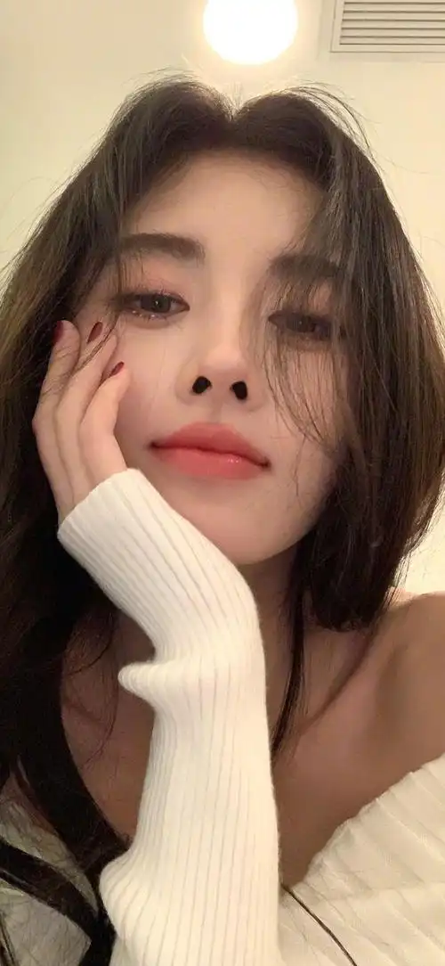 曾经的国民美少女鞠婧祎现如今出落得更水灵了