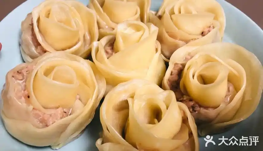 四张饺子皮为一组相互重叠一部分中间一遛肉馅