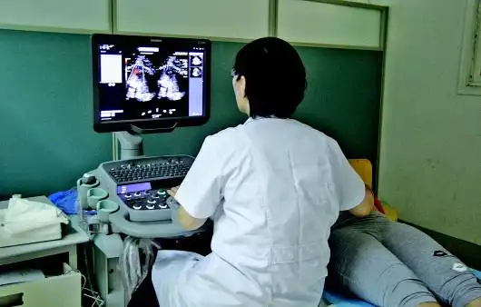 医生正在使用四维心脏彩超为病人做检查.   济阳县医院提供