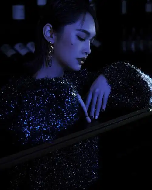 杨丞琳穿蓝色亮片上衣拍暗黑写真优雅迷人化身腹黑女王