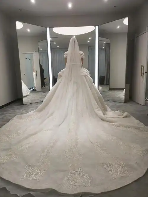 选哪件婚纱呢好犹豫