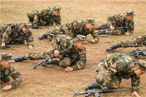 战力飙升00后新兵强化训练开展两个月场上的枯草都被磨平
