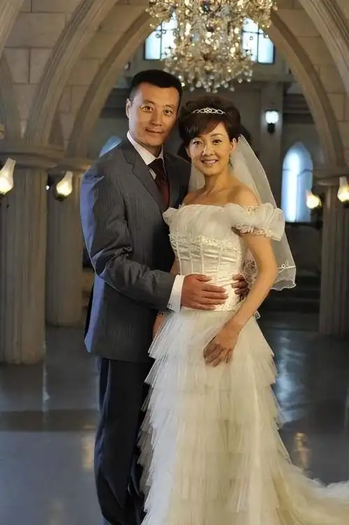 牛莉:在最好的年纪嫁给"普通男人"刘亚东,婚后生三孩美满幸福