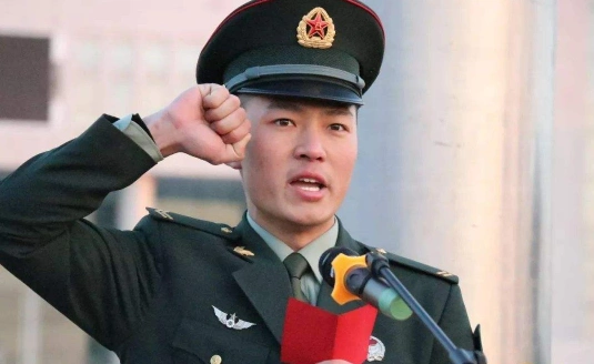 入党宣誓的规范动作 宣誓标准手势图文