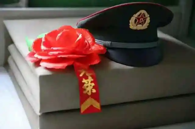 退伍,也许只有这朵大红花能知道我忧伤的心情!