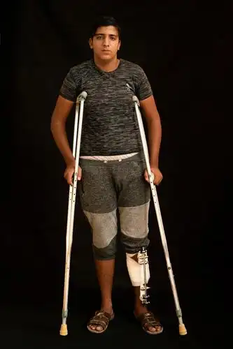 巴勒斯坦之殇:加沙街头随处可见撑拐杖的年轻人|示威|加沙|巴勒斯坦