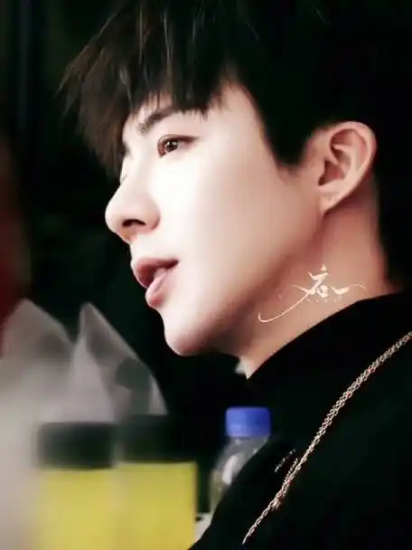 容貌精致得如同雕塑 每一个轮廓都完美无缺 九头身的身材……|刘宇宁