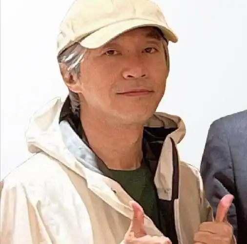 周星驰近照长胖了满头白发戴棒球帽个人状态显年轻