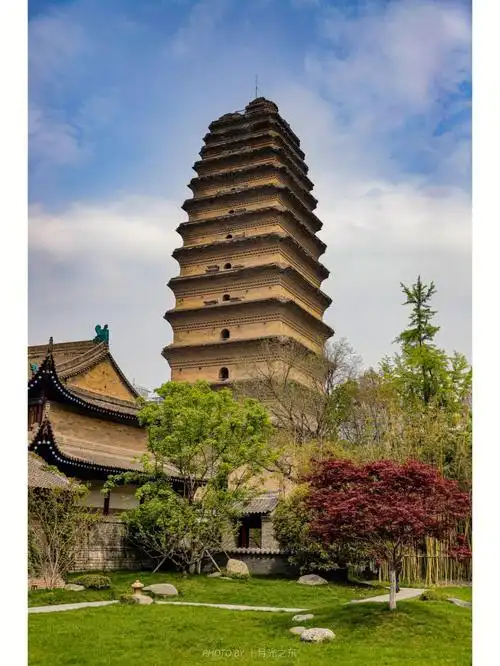 相比较于钟鼓楼,大雁塔和大唐不夜城的喧嚣人流,位于荐福寺内的小雁塔