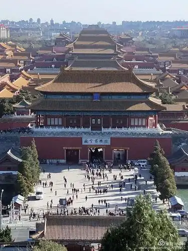 在景山公园顶上朝北照的,北边奥林匹克公园玲珑塔,大钉子都清晰可见