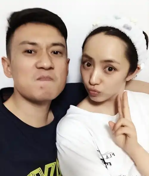 著名演员徐洪浩:比妻子大10岁,戏里演父女,戏外恩爱幸福惹人羡