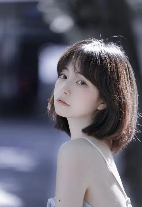 阳光下的短发美眉漂亮脸蛋精致侧颜户外美女图片