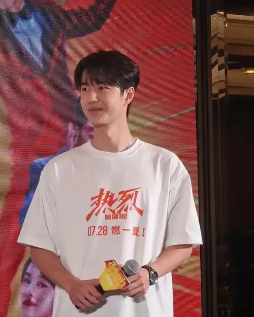 王一博热烈泰国路演生图 泰媒拍的王一博,每张生图都好能打