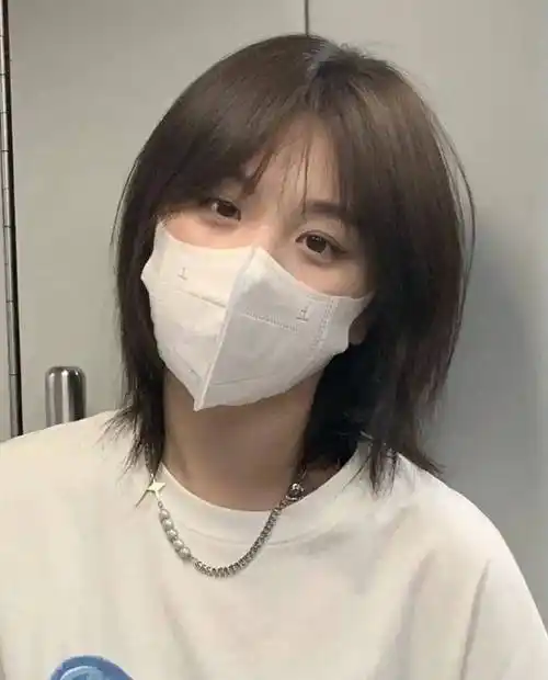 齐耳短发齐耳短发也是很适合发量少女生的一款发型,整个发型看起来也