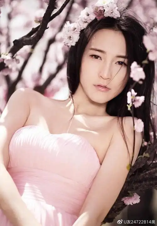 山东烟台女演员孙晶晶知性靓丽气质性感迷人