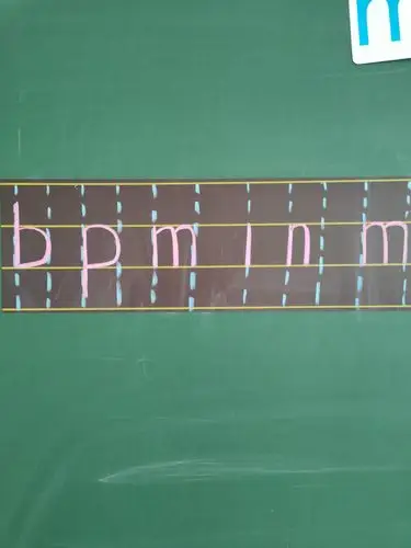 m占中格,共三笔 m的笔顺:短竖,左弯竖,左弯竖(两个洞口一定要一样大)