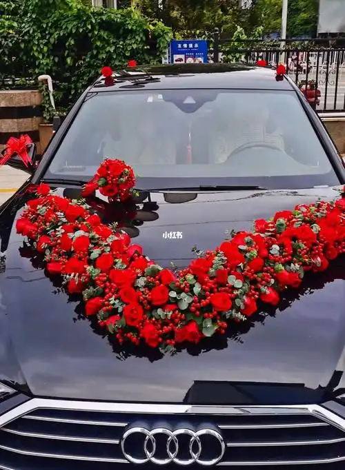 红玫瑰 红豆 尤加利叶非常喜庆的一款婚车布置#婚车布置 #新娘手捧花