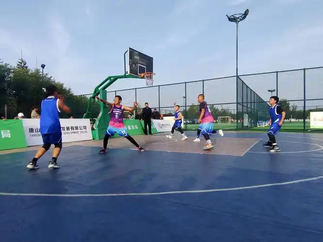 篮球赛场挥洒激情 新华少年彰显风采