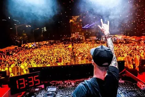 国外dj万人现场打碟图片