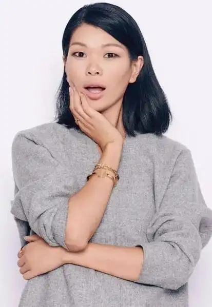 吕燕:从"丑小鸭"到国际名模,她的不凡传奇