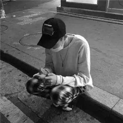 男生戴帽子黑白头像