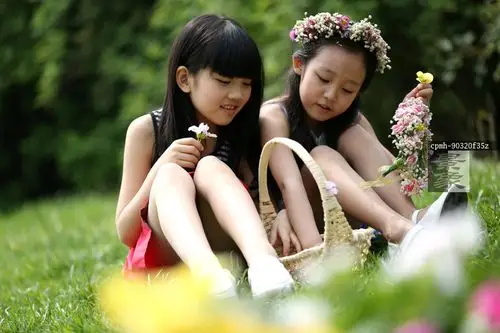 图片标题:     两个小女孩在户外玩耍 图片编号:     cpmh-90320f35z