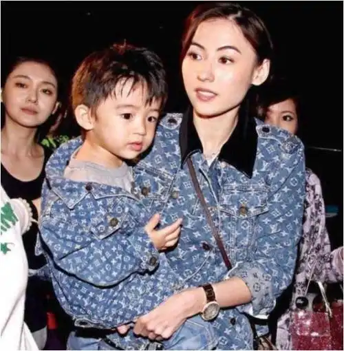 所以,一直以来网上都有人把谢振轩说成是"小谢霆锋",大家都对他的