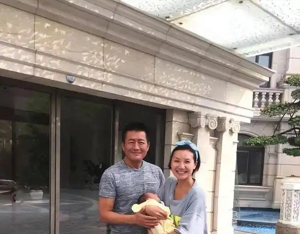 演员高曙光:二婚娶圈外女富婆,比儿子大了52岁,曾与江珊结过婚