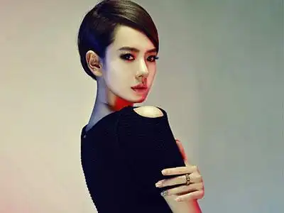 想必戚薇代言内衣品牌的消息早已走漏,但是始终未见其代言的广告写真.